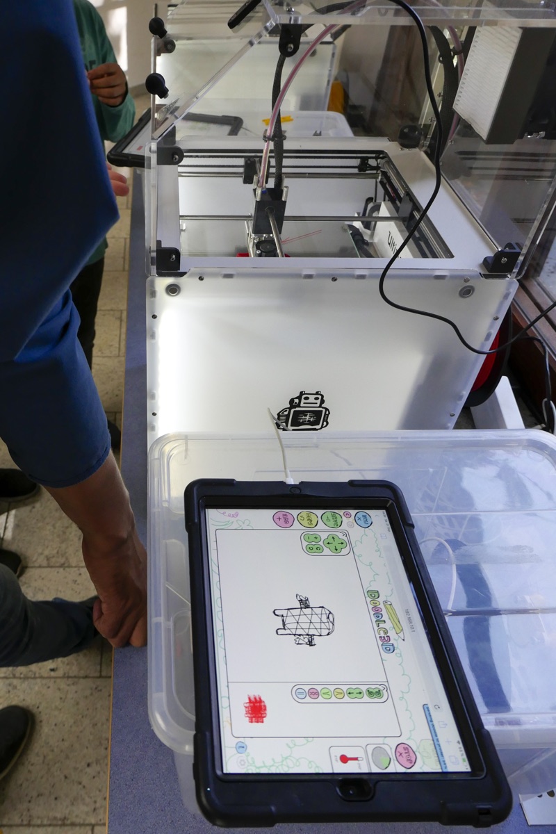 Kinder steuern einen 3D-Drucker über ein Tablet