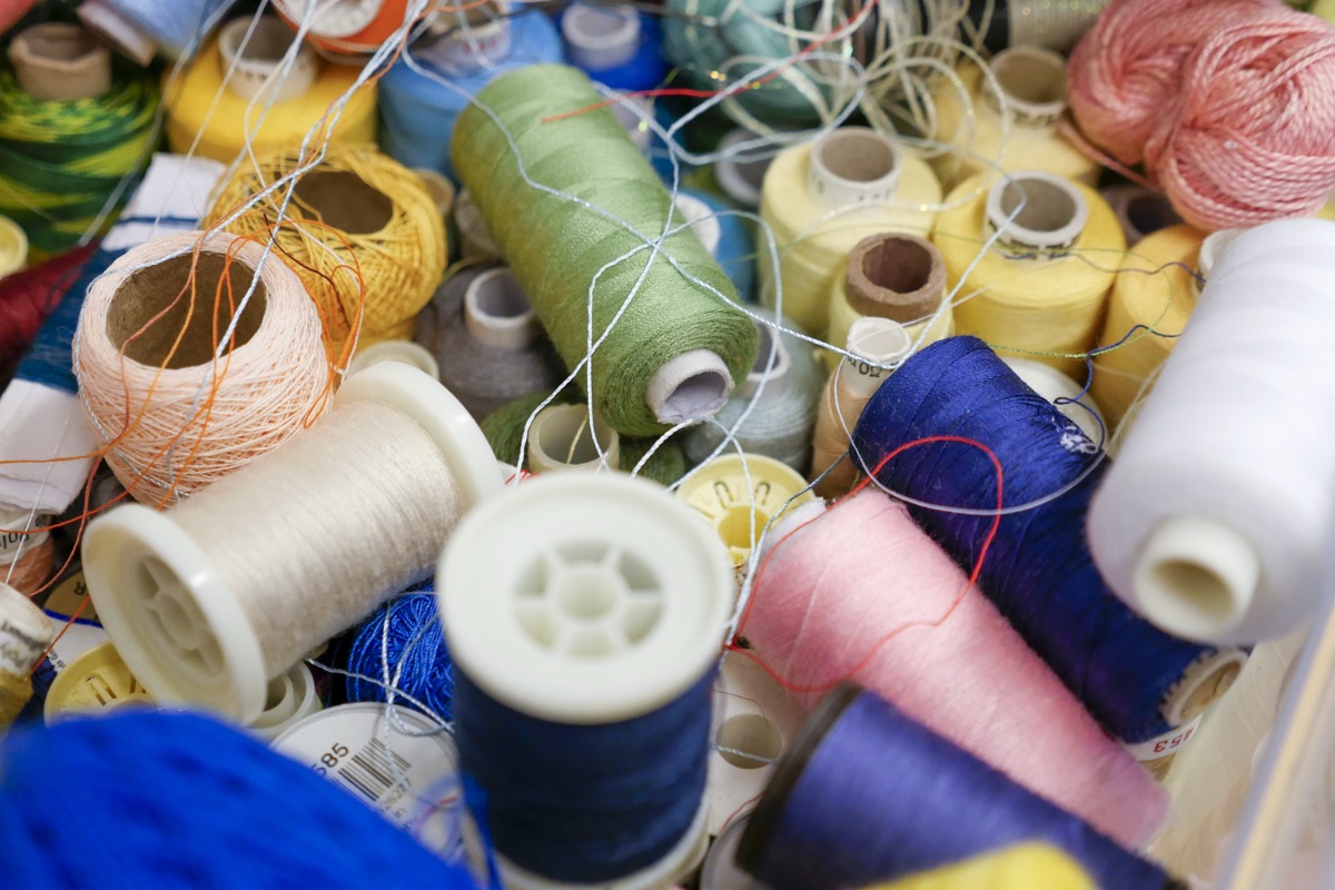 Bunte Garnrollen für die Modedesign-Werkstatt
